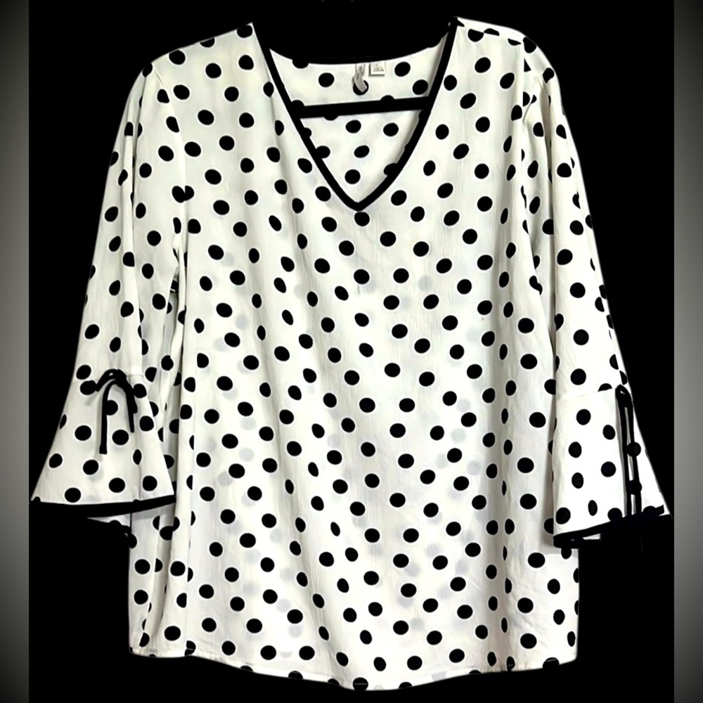 CATO White/Black Polka Dot, V-Neck, Textured Fabric, Bell Sleeves, Large, GUC.